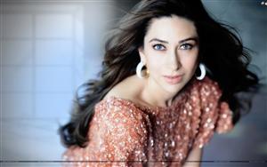 Karisma Kapoor hypnotizes us with her stunning eyes